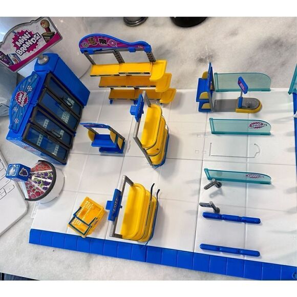 5 Surprise Mini Brands Series 3 Electronic Mini Mart Playset by ZURU - Picture 11 of 11